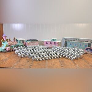 Enesco Precious Moments Sugar Town Express Holiday Train Passenger Car Tracks